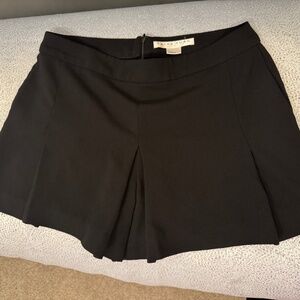 Trina Turk crepe pleated shorts runway sample size 4